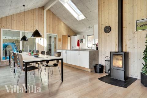 Det er plass til 16 personer i det store lyse oppholdsrommet i luksushus nr. 338.