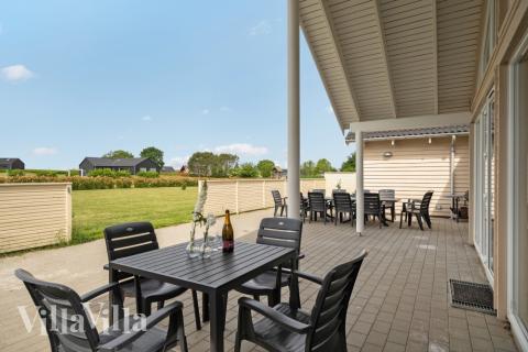 På terrassen i feriehus nr. 338 er det plass til 16 personer.