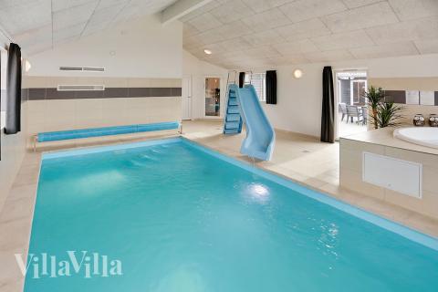 Feriehus 340 har et flott basseng med sklie, et stort innebygd boblebad og en badstue