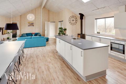 Det er plass til 22 personer i det store lyse oppholdsrommet i luksushus nr. 340.