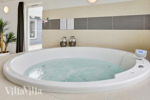 Nyt varmen i boblebadet i luksushus nr. 340 i Fyn og øyer