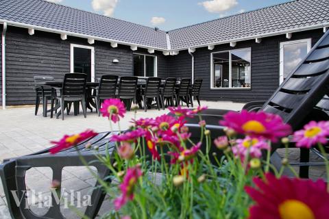 Nyt en grillkveld på terrassen i luksushus nr. 340 i Fyn og øyer