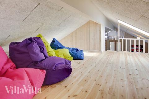 Noen av de 22 soveplassene i luksushus nr. 340 finnes på hems