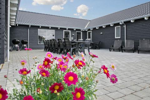 Luksushus nr. 340 har en deilig terrasse med gode hagemøbler til 22 personer.