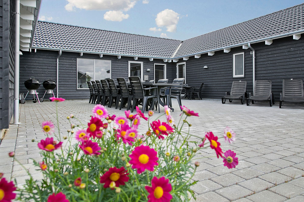 Luksushus nr. 340 har en deilig terrasse med gode hagemøbler til 22 personer.
