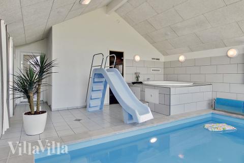 Feriehus 341 har et flott basseng med sklie, et stort innebygd boblebad og en badstue