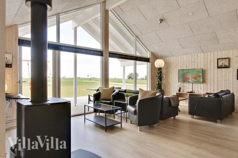 Det er plass til 14 personer i det store lyse oppholdsrommet i luksushus nr. 341.