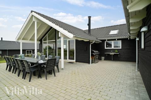 Nyt en grillkveld på terrassen i luksushus nr. 341 i Fyn og øyer