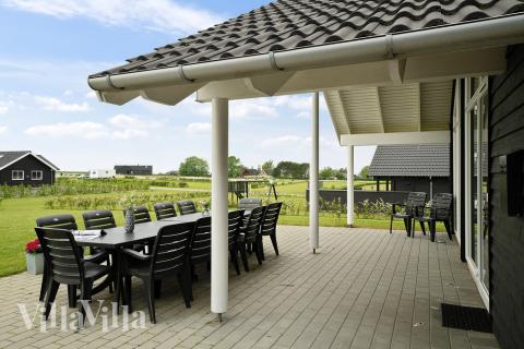 Luksushus nr. 341 har en deilig terrasse med gode hagemøbler til 14 personer.