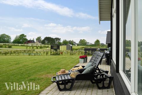 På terrassen i feriehus nr. 341 er det plass til 14 personer.