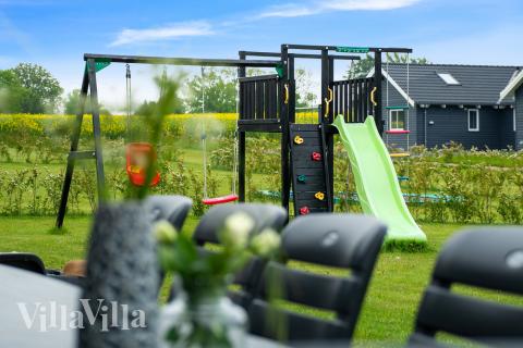 I det attraktive feriehuset nr. 341 i Fyn og øyer finnes det mengder av utendørsaktiviteter, som leketårn og huskestativ.