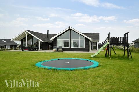 Dette lekre huset med svømmebasseng, nr. 341, med plass til 14 personer, ligger i Fyn og øyer