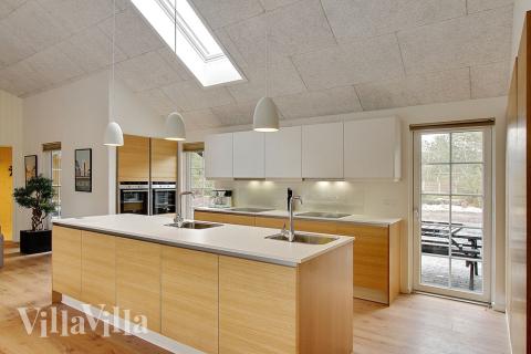 Kjøkkenet i luksushus nr. 342 er fullt utstyrt så dere lett kan lage mat til 24 personer.