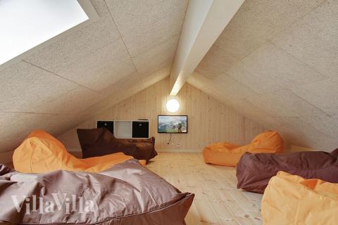 Noen av de 24 soveplassene i luksushus nr. 342 finnes på hems