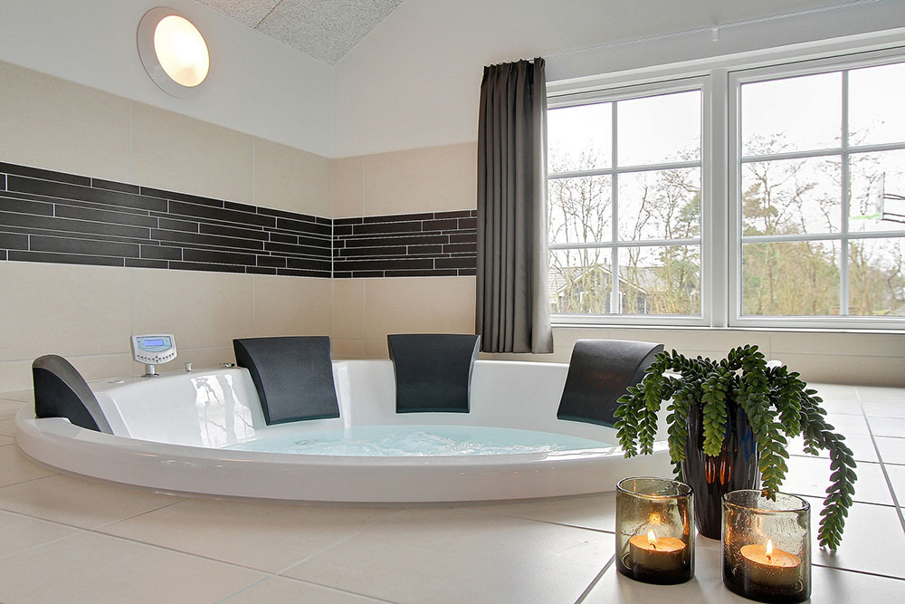 Nyt varmen i boblebadet i luksushus nr. 342 i Vestjylland