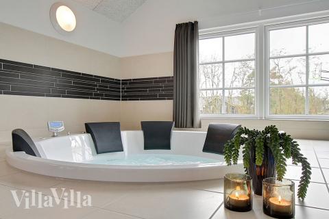 Nyt varmen i boblebadet i luksushus nr. 342 i Vestjylland