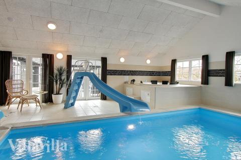 Feriehus 342 har et flott basseng med sklie, et stort innebygd boblebad og en badstue