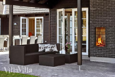 På terrassen i feriehus nr. 342 er det plass til 24 personer.