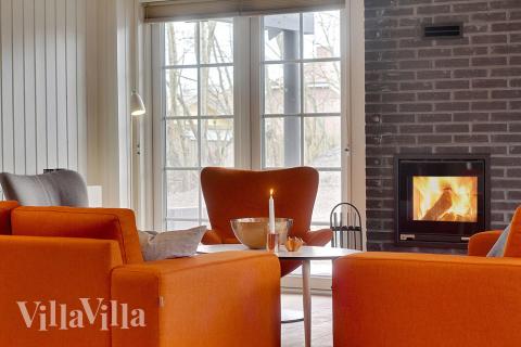 Det er plass til 24 personer i det store lyse oppholdsrommet i luksushus nr. 342.