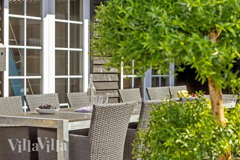 Nyt en grillkveld på terrassen i luksushus nr. 342 i Vestjylland