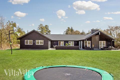 I det attraktive feriehuset nr. 342 i Vestjylland finnes det mengder av utendørsaktiviteter, som leketårn og huskestativ.