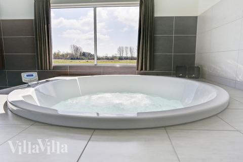 Nyt varmen i boblebadet i luksushus nr. 343 i Lolland/Falster/Møn