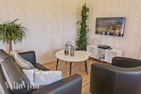 Det er plass til 20 personer i det store lyse oppholdsrommet i luksushus nr. 343.