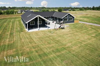 Dette lekre huset med svømmebasseng, nr. 343, med plass til 20 personer, ligger i Lolland/Falster/Møn