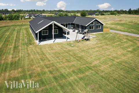 Dette lekre huset med svømmebasseng, nr. 343, med plass til 20 personer, ligger i Lolland/Falster/Møn