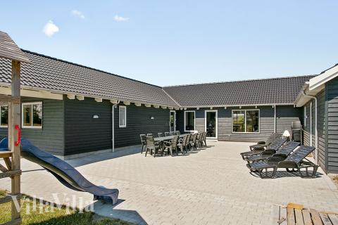 Nyt en grillkveld på terrassen i luksushus nr. 343 i Lolland/Falster/Møn