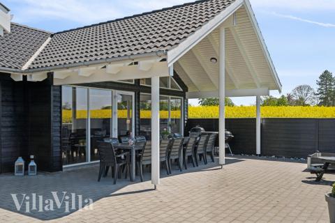 Nyt en grillkveld på terrassen i luksushus nr. 345 i Fyn og øyer