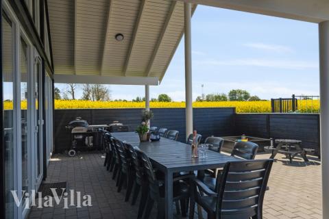 På terrassen i feriehus nr. 345 er det plass til 16 personer.