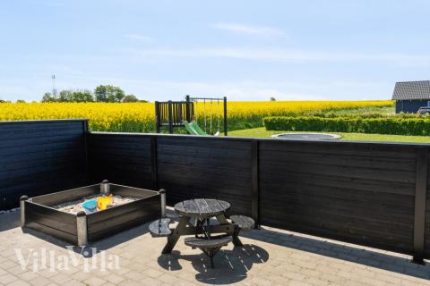 I det attraktive feriehuset nr. 345 i Fyn og øyer finnes det mengder av utendørsaktiviteter, som leketårn og huskestativ.