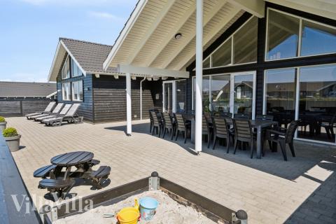 Luksushus nr. 345 har en deilig terrasse med gode hagemøbler til 16 personer.