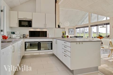 Kjøkkenet i luksushus nr. 345 er fullt utstyrt så dere lett kan lage mat til 16 personer.