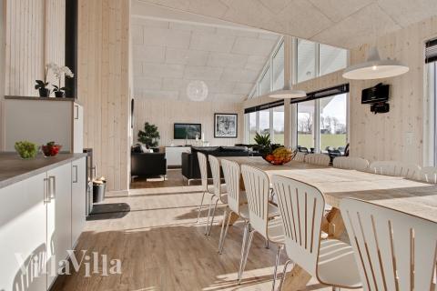 Det er plass til 16 personer i det store lyse oppholdsrommet i luksushus nr. 345.