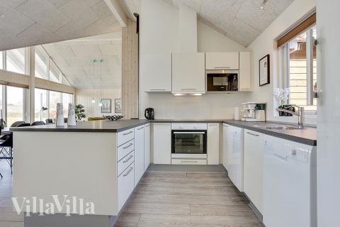 Kjøkkenet i luksushus nr. 344 er fullt utstyrt så dere lett kan lage mat til 16 personer.