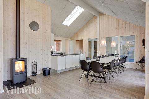 Det er plass til 16 personer i det store lyse oppholdsrommet i luksushus nr. 344.