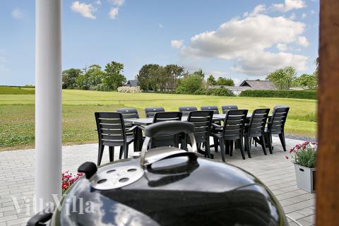 Nyt en grillkveld på terrassen i luksushus nr. 344 i Fyn og øyer