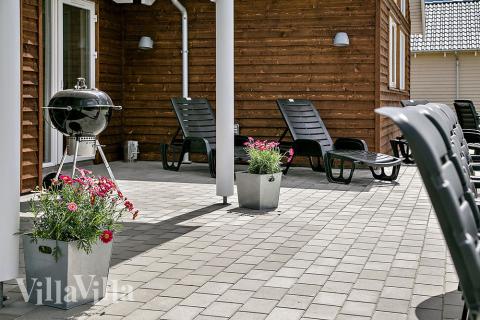 På terrassen i feriehus nr. 344 er det plass til 16 personer.