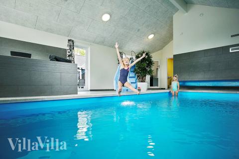 Feriehus 346 har et flott basseng med sklie, et stort innebygd boblebad og en badstue