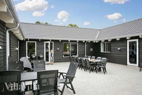 Nyt en grillkveld på terrassen i luksushus nr. 346 i Nordsjælland