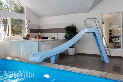 Nyt varmen i boblebadet i luksushus nr. 347 i Bornholm