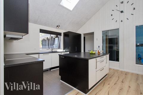 Kjøkkenet i luksushus nr. 347 er fullt utstyrt så dere lett kan lage mat til 18 personer.