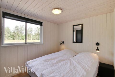 Et av de 7 soverommene i luksushus nr. 347 i Bornholm.