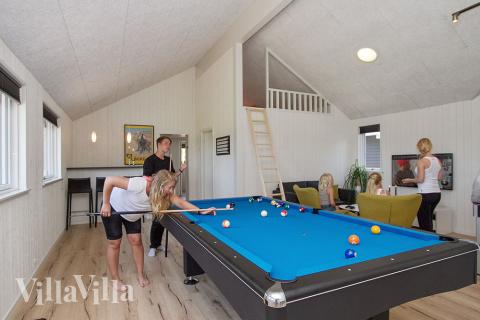 Luksushus nr. 347 til 18 personer tilbyr et stort aktivitetsrom med bl.a. biljard og dart