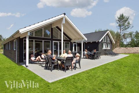 Luksushus nr. 347 har en deilig terrasse med gode hagemøbler til 18 personer.