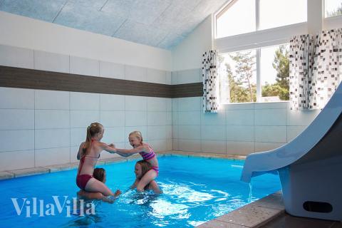 Det flotte bassenget i luksushus nr. 347 til 18 personer