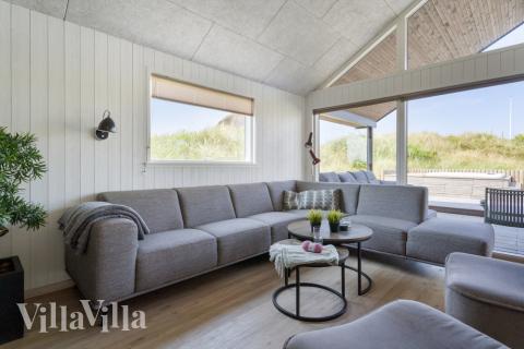 Sofaen i luksushus nr. 348 i Vestjylland er perfekt for å hygge seg med et brettspill eller se en film sammen.