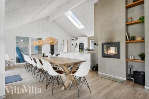 Det er plass til 20 personer i det store lyse oppholdsrommet i luksushus nr. 348.